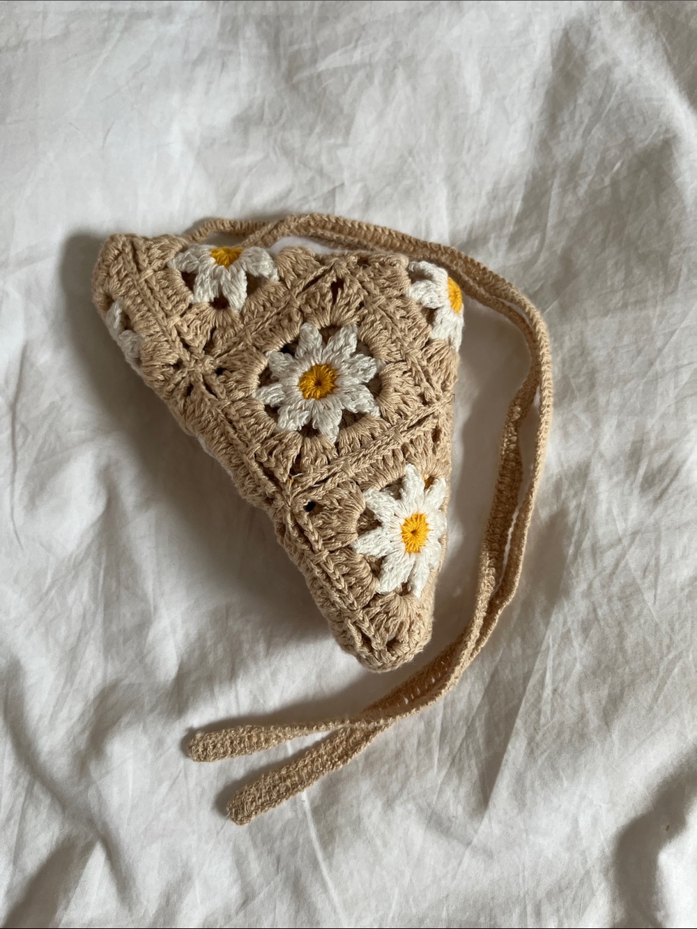 Crochet looking daisy cutout beige triangle hair bandana nwot - Picture 4 of 4